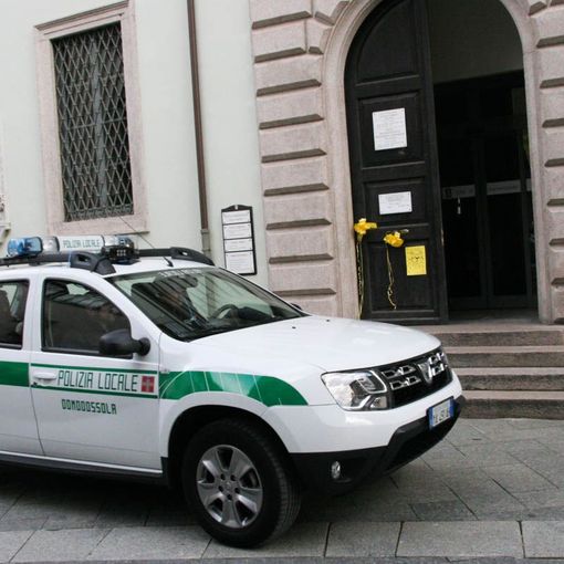 Madre e figlio insultano e aggrediscono due agenti della Polizia Locale