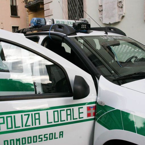 Tampona un'auto parcheggiata e fugge: rintracciato dalla polizia locale