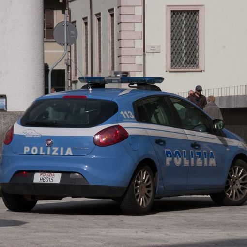Insegue moglie e figlio, li tampona e cerca di farli scendere dall'auto: arrestato un domese 75enne