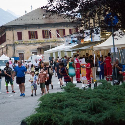 Foto archivio Giugno Insieme in piazza della stazione
