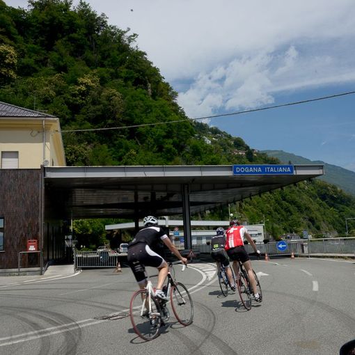 Frontiere con la Svizzera, altro cambio di regole: si entra in Italia solo con il tampone