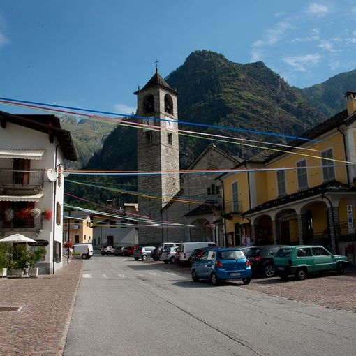 Ad Antronapiana Babbo Natale acrobata