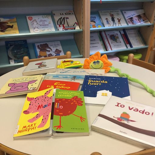 In biblioteca arredi nuovi e colorati grazie al progetto 'Nati per leggere'