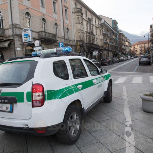 Parcheggia in uno stallo per disabili: multa da 330 euro, rimozione dell'auto e decurtazione di 2 punti sulla patente