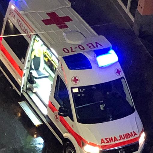 Cade dalle scale con la figlia in braccio, mamma e figlia trasferite a Torino in gravi condizioni