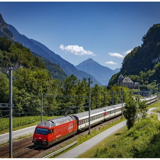 Cede il terreno sotto la linea ferroviaria, bloccato il traffico tra Ginevra e Losanna