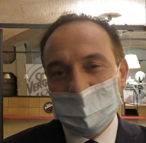 Nuova ordinanza di Cirio, mascherina obbligatoria all'aperto. Il governatore invita a fare tamponi prima dei pranzi e delle cene di Natale