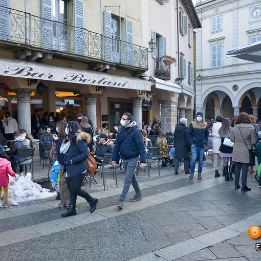 Dal 26 aprile tornano le zone gialle, ok ad attività all'esterno: ristoranti aperti anche di sera