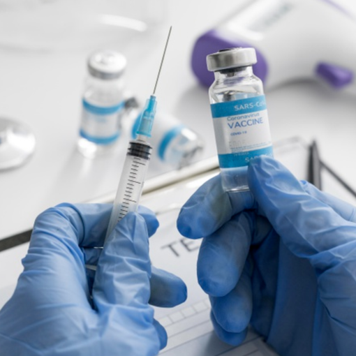 Le farmacie aiuteranno i cittadini nella fase di preadesione per prenotare i vaccini
