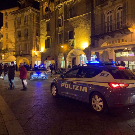 Nella rissa tra minorenni spunta un coltello, ragazzino ferito al collo in centro a Domo