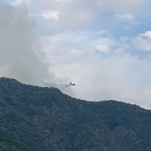 Incendio tra Cosasca e Beura, ancora in azione elicottero e Canadair
