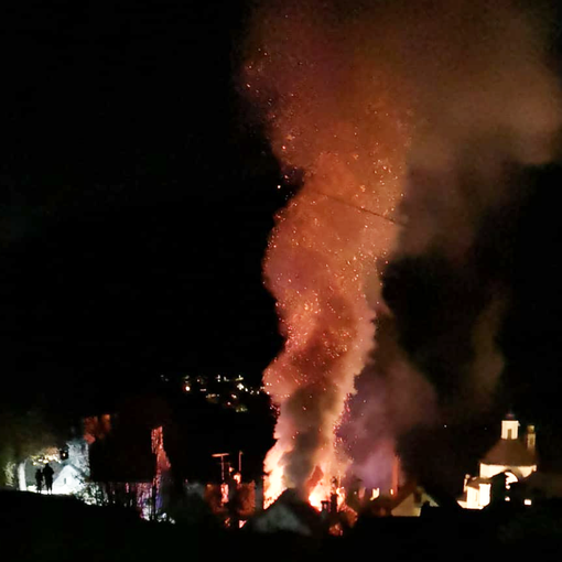 Notte di paura a Craveggia per un incendio in pieno centro paese