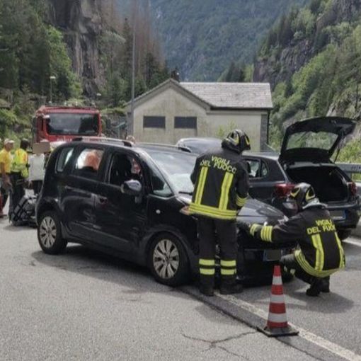 Auto ribaltata al passaggio a livello di Pallanzeno