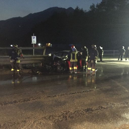 Perde il controllo del mezzo e va a sbattere contro le barriere del ponte, poi l'auto finisce in fiamme