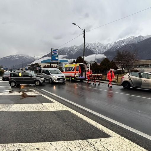 Scontro tra due auto al Villaggio Sisma FOTO