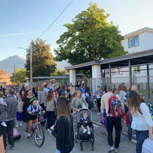Primo giorno di scuola a Domo, gli auguri dell'assessore Folino FOTO
