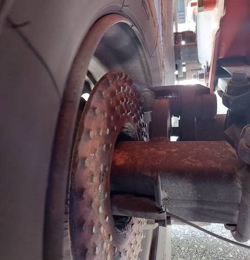 Camion italiano con freno rotto sulle strade del Ticino: scatta lo stop della polizia cantonale