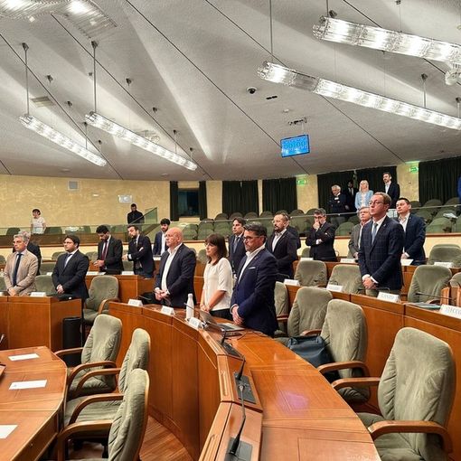 In Consiglio regionale un minuto di silenzio per Berlusconi: “Ha stravolto il modo di fare politica”. FOTO e VIDEO