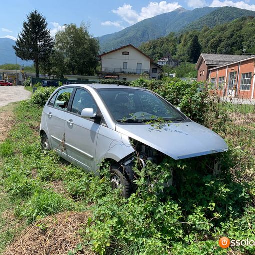 Auto abbandonata in Regione Nosere