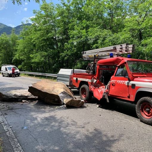 Beura, masso cade sulla carreggiata e colpisce un mezzo dei Vigili del fuoco