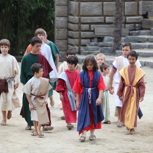 I bambini alla Passione a Sordevolo con il biglietto donato dalla Fondazione CRB