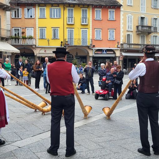 I corni vallesani questa mattina in piazza Mercato