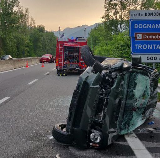 Scontro tra due auto in superstrada, ferite tre persone