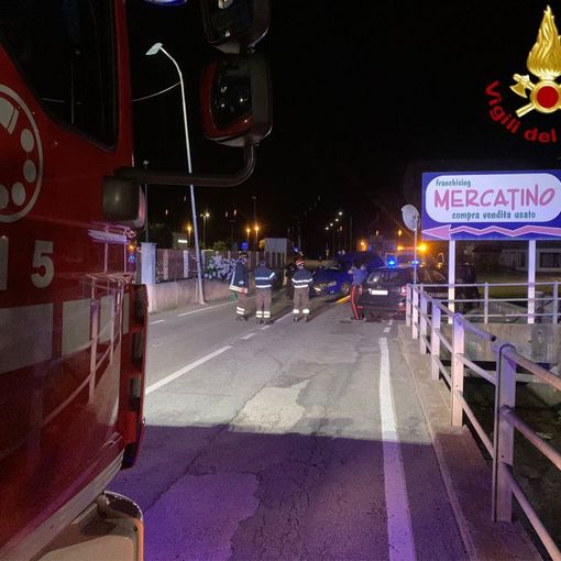 Abbatte un palo della luce con l'auto, intervento dei Vigili del fuoco