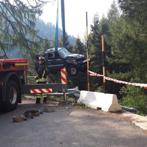 Precipita con l'auto in un dirupo, morto uomo di 83 anni