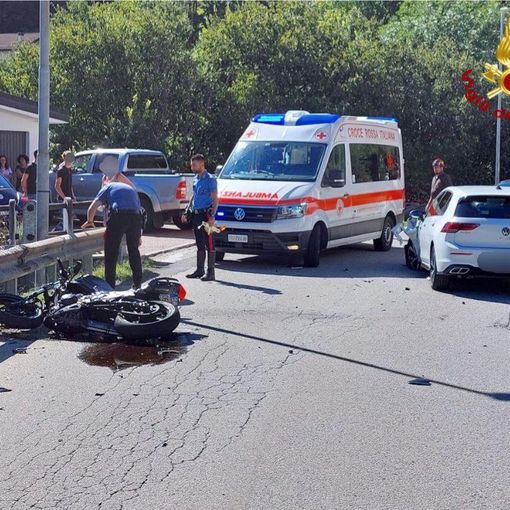 Scontro tra un'auto e una moto, motociclista finisce in un campo