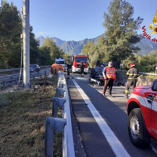 Auto urta contro lo spartitraffico e si ribalta allo svincolo di Domo