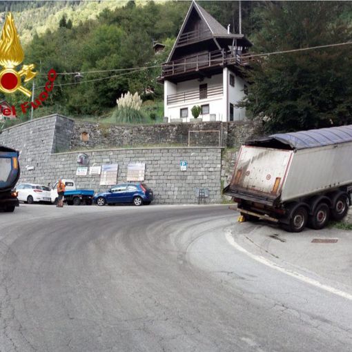 Tir si 'incastra' in un tornante a Baceno