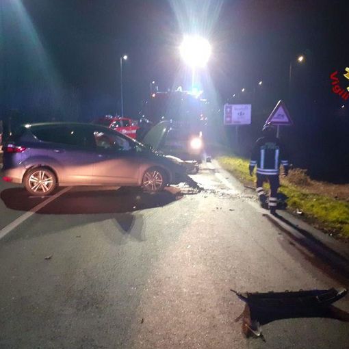 Pallanzeno frontale tra auto, due persone ferite