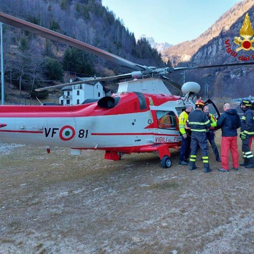 Elicottero Drago recupera 3 rocciatori e 5 escursionisti smarriti in valle Antigorio. VIDEO