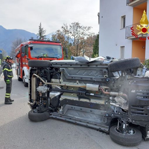 Una Panda si ribalta in via Gibellino, ferito il conducente