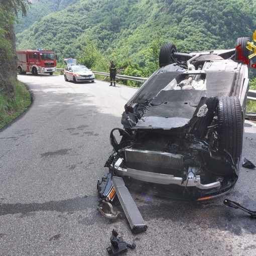 Incidente stradale in Valle Anzasca: auto si ribalta, conducente illeso