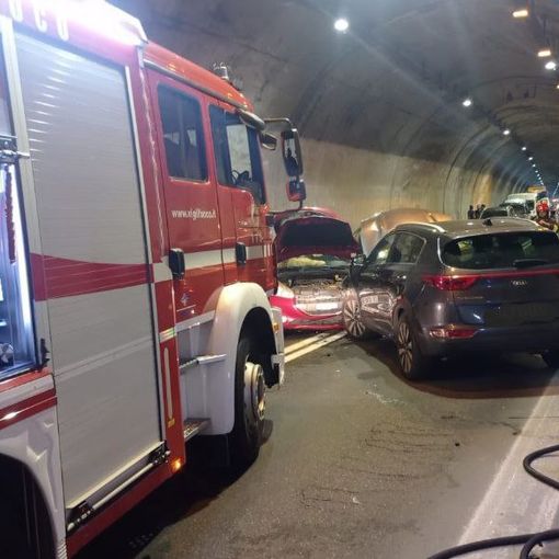 Scontro fra due auto nella galleria Montecrevola