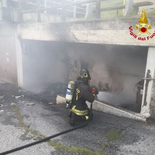 In fiamme i cassonetti dei rifiuti a Vagna, danni ad una centralina elettrica