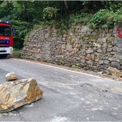 Grosso masso sulla provinciale di Bognanco: nessun automezzo è rimasto coinvolto
