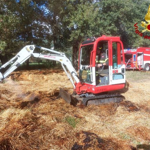 In fiamme diversi mucchi di fieno a Masera