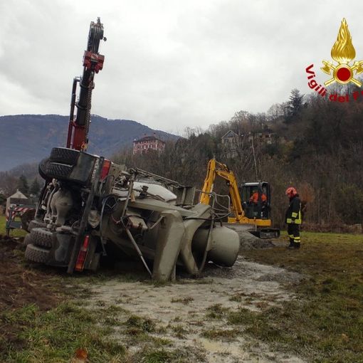 Recuperata dai Vigili del fuoco la betoniera che si è ribaltata sul piano di Masera FOTO