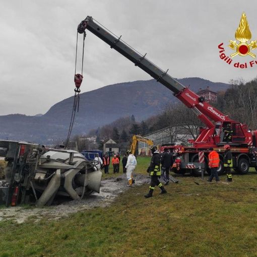 Betoniera ribaltata in un prato a Trontano. FOTO