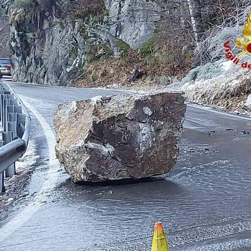 Ceppo Morelli: masso precipita sulla strada