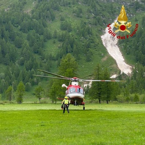Due escursionisti e il loro cane salvati dall'elicottero dei vigili del fuoco a Devero