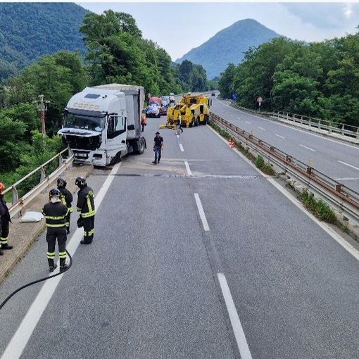 Camion va a sbattere in superstrada, disagi al traffico