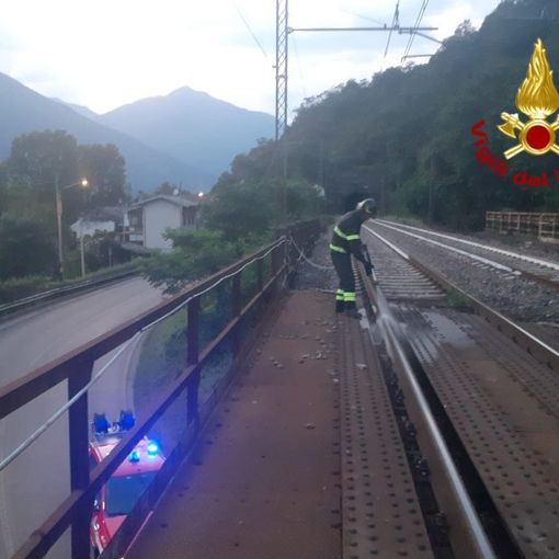 Traversina della ferrovia in fiamme a Vogogna