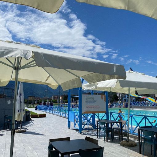 Maxischermo in piscina per la partita dell'Italia