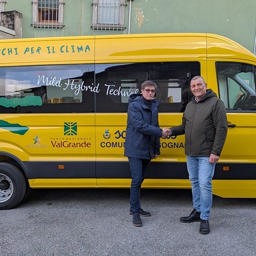 Foto: il presidente del Parco Luigi Spadone e il sindaco Fausto Dotta davanti allo scuolabus