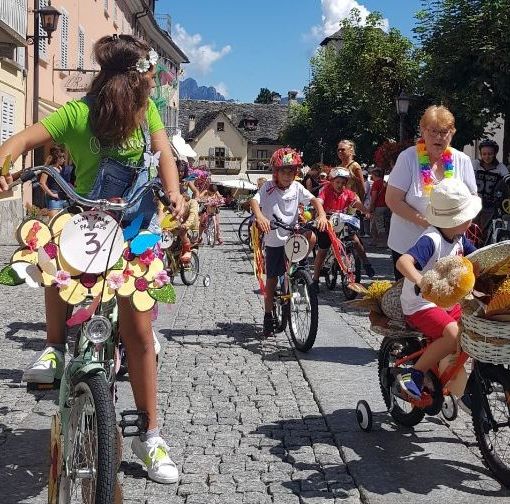 Torna a Santa Maria Maggiore la storica sfilata di biciclette decorate