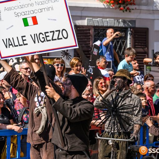 Spazzacamini, a Santa Maria è il grande giorno della sfilata